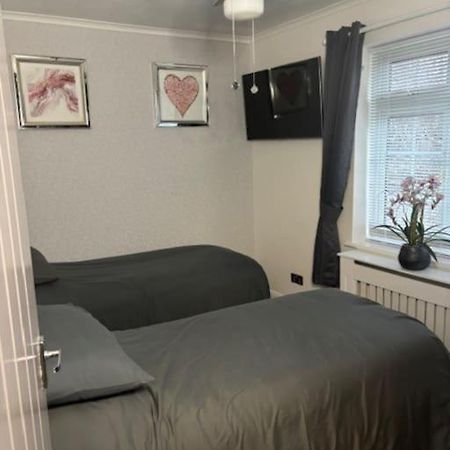 Clarke'S Airbnb Villa เวอร์ทิง ภายนอก รูปภาพ